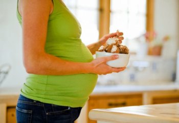 Come evitare le allergie ai cibi già in gravidanza e allattamento
